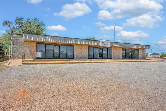 View of building exterior with uncovered parking | Image 10