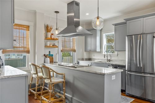 35 Hall Ave, Newport, RI, 02840-2142 | Card Image
