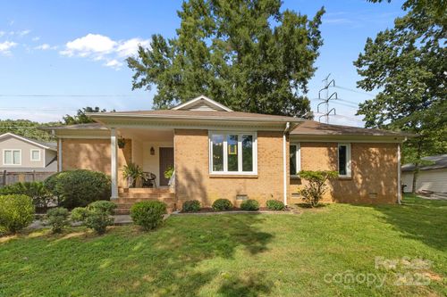 7001 Pleasant Dr, Charlotte, NC, 28211-4739 | Card Image