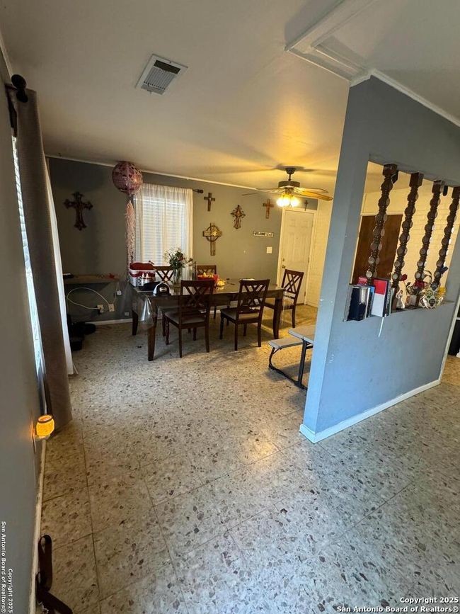305 E Hugo St, House other with 3 bedrooms, 1 bathrooms and null parking in Dilley TX | Image 5