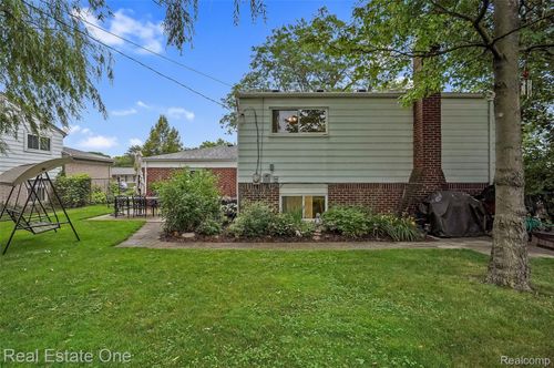 2062 Stratford Dr, Troy, MI, 48083-2654 | Card Image