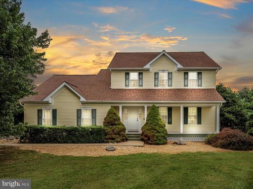 18 Devonshire Dr, CHARLES TOWN, WV, 25414-2551 | Card Image