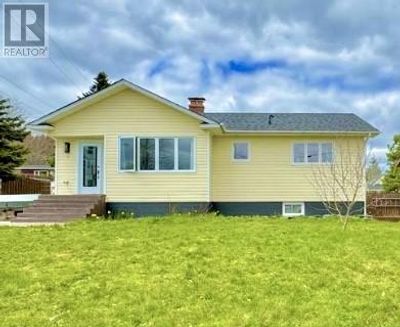 7 Pinetree Rd, House other with 3 bedrooms, 3 bathrooms and null parking in Glovertown NL | Image 1