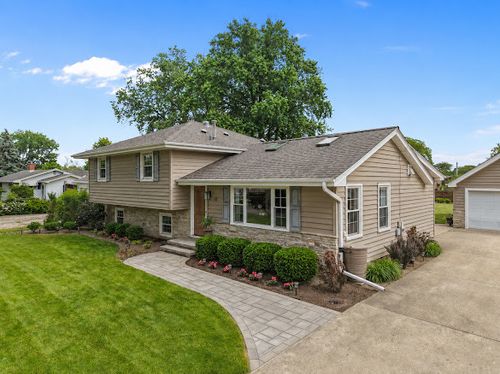 15 W 56th Pl, Westmont, IL, 60559-2304 | Card Image