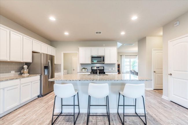 Large island/breakfast bar | Image 9