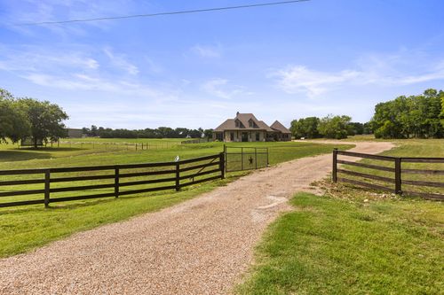 723 W Lee Ave, Whitney, TX, 76692-2676 | Card Image