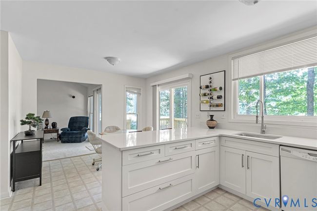 Large windows allow natural sunlight to pour in | Image 5