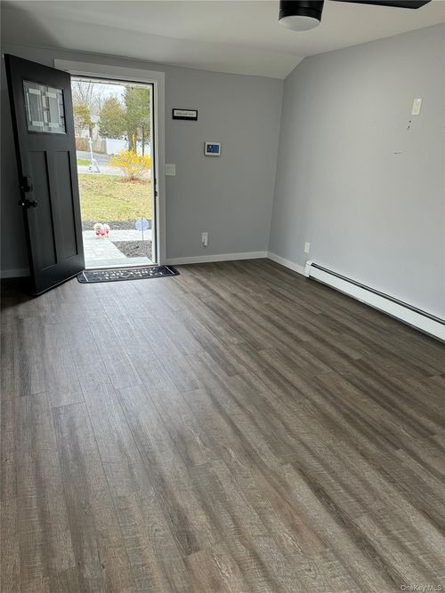 4 Oak Ln, Coram, NY, 11727-3148 | Card Image