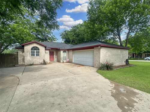 704 S Market St, Flatonia, TX, 78941-2709 | Card Image
