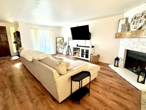 101-4718 E Alamos Ave, Fresno, CA, 93726-1458 | Card Image