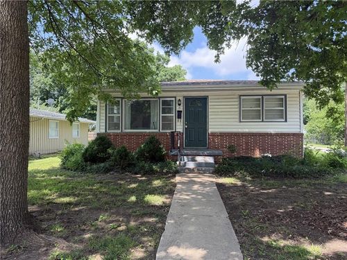 15 S Rutter Ave, Chanute, KS, 66720-2067 | Card Image