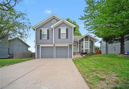 909 Ne Michael Dr, Lees Summit, MO, 64086-4941 | Card Image