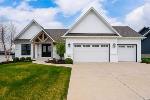 4716 Paddington Cir, Bettendorf, IA, 52722-2479 | Card Image