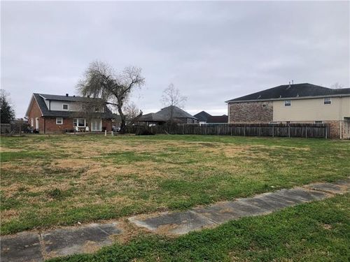 8325 Fairfax Dr, Chalmette, LA, 70043-1113 | Card Image