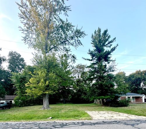 18656 Midway Ave, Southfield, MI, 48075-4138 | Card Image