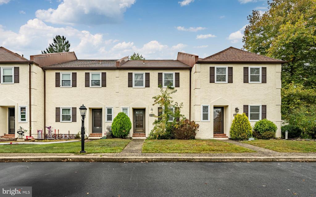 Hollyview Ln, West Chester, PA 19380
