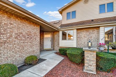 EAST - 18445 Lakeview Circle, Townhouse with 2 bedrooms, 2 bathrooms and 2 parking in Tinley Park IL | Image 2