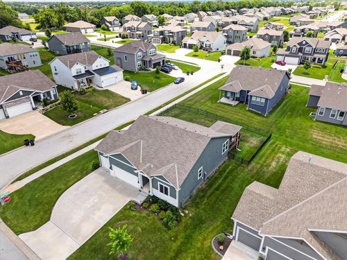 1515 Arbor Valley Dr, Lee's Summit, MO, 64082-4200 | Card Image