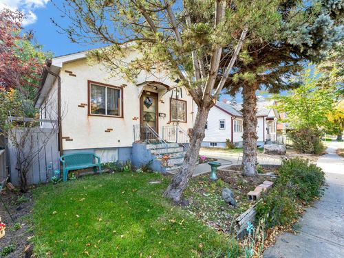 813 8 St Se, Medicine Hat, AB, T1A1M7 | Card Image