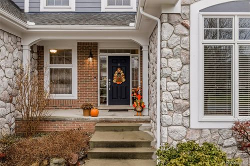 4618 Waterbury Dr, Clarkston, MI, 48348-5046 | Card Image