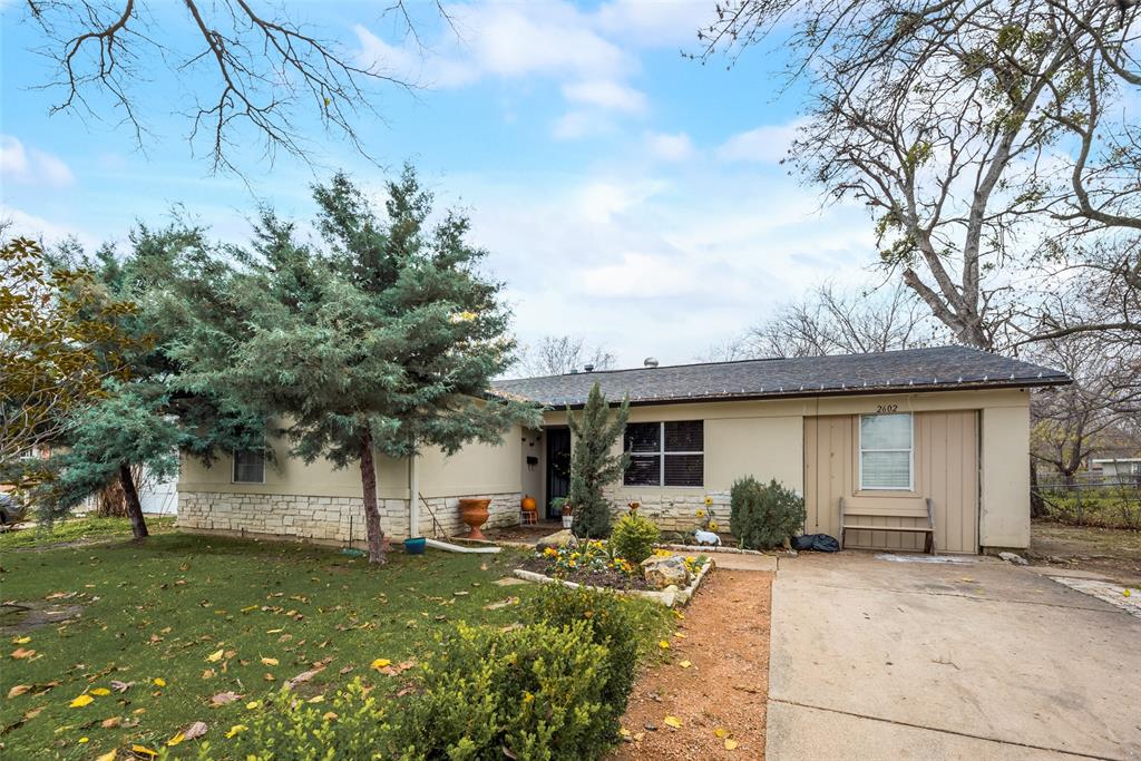 Crestbrook Ln, Grand Prairie, TX 75052