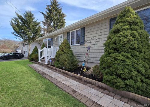 174 Shelby Ave, Holbrook, NY, 11741-3223 | Card Image