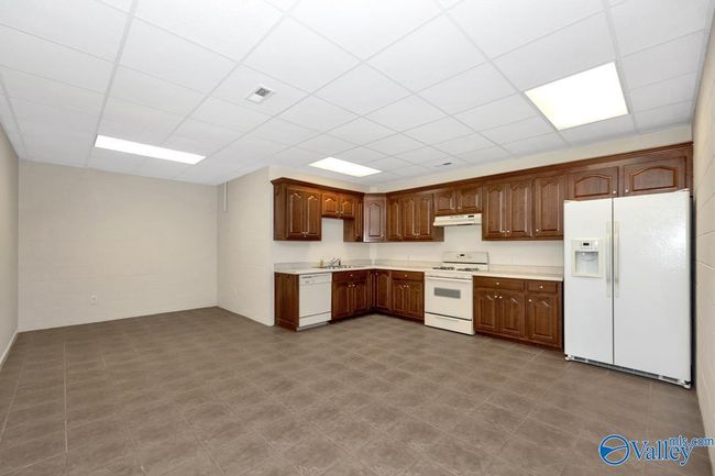 Full kitchen in basement | Image 37