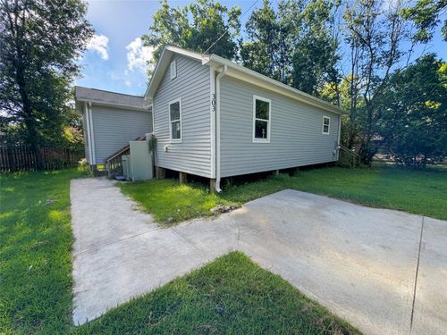 303 S 4th St, Alvin, TX, 77511-5919 | Card Image