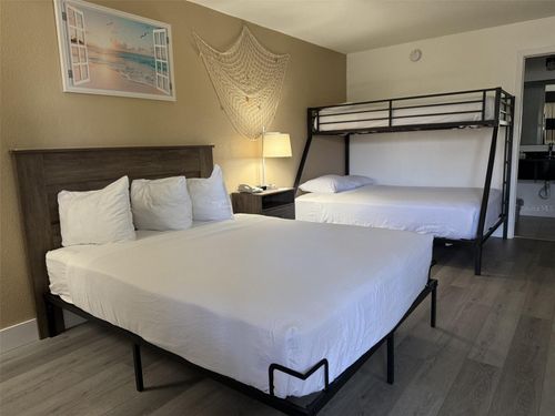 s510-7150 N Tamiami Trl, SARASOTA, FL, 34243-1405 | Card Image