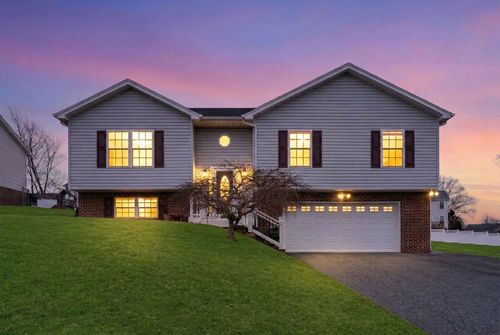 702 Stonewall Cir, Staunton, VA, 24401-1982 | Card Image