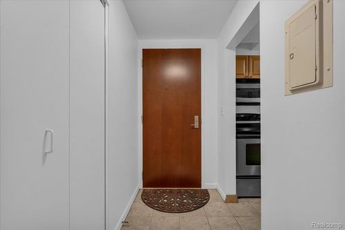 10e-1001 W Jefferson Avenue, Detroit, MI, 48226 | Card Image