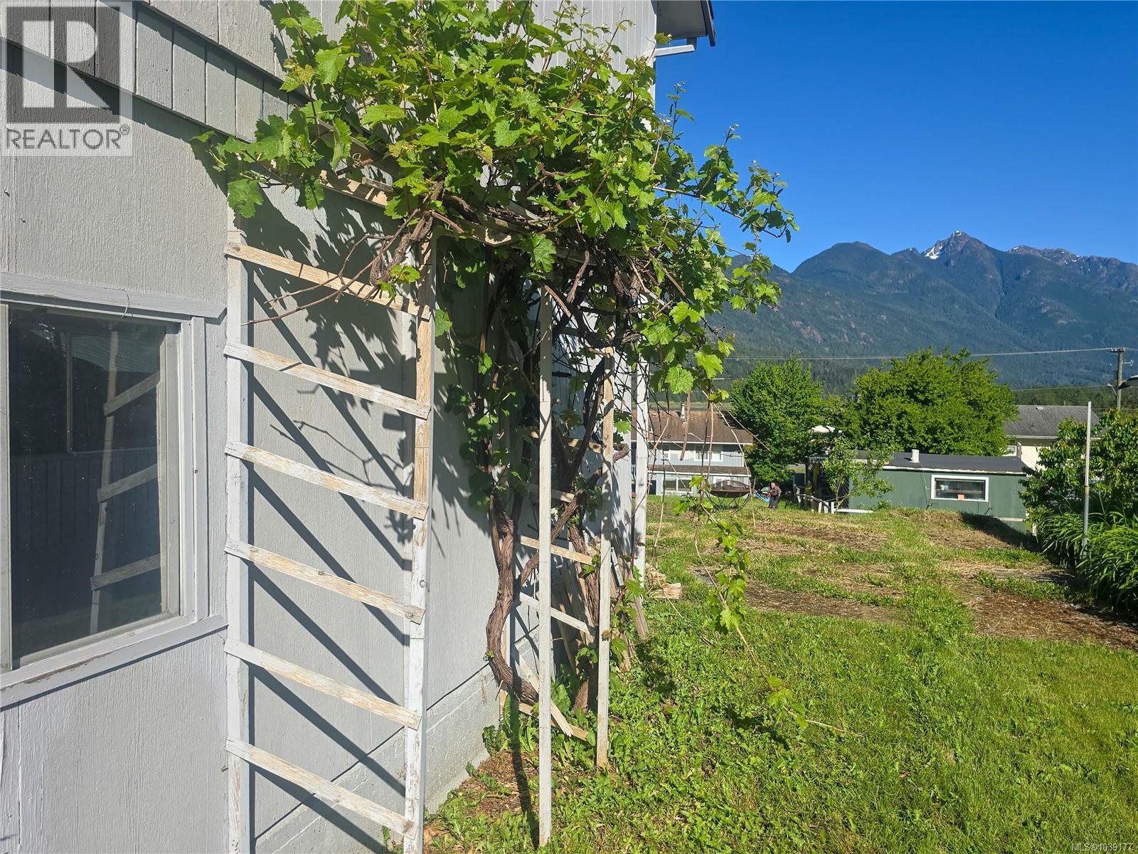 Residential in Sayward 2