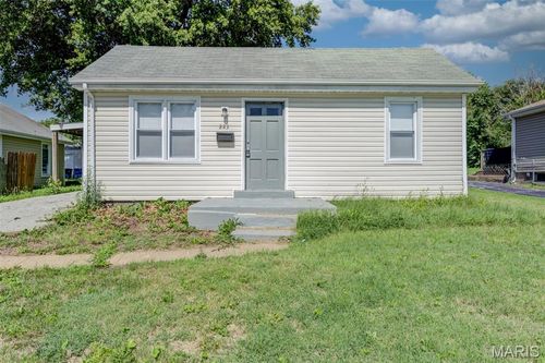223 La Motte Ln, Saint Louis, MO, 63135-2845 | Card Image