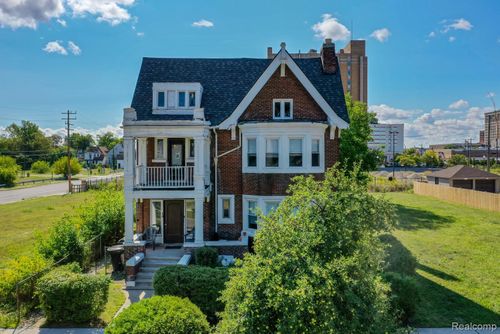 100 Chandler St, Detroit, MI, 48202-2825 | Card Image