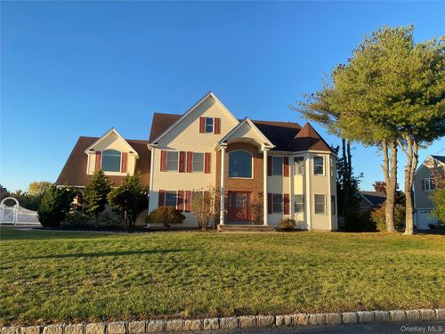 1 Pal Ct, Shoreham, NY, 11786-2352 | Card Image