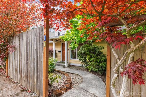1811 29th Ave, Seattle, WA, 98122-3209 | Card Image