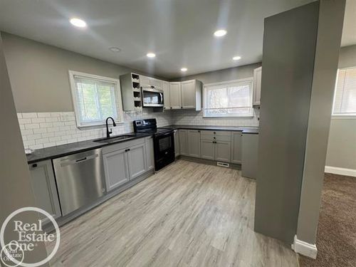 28446 Sutherland St, Southfield, MI, 48076-2941 | Card Image