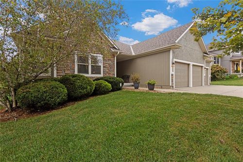 15373 Bradfort Ct, Basehor, KS, 66007-7405 | Card Image