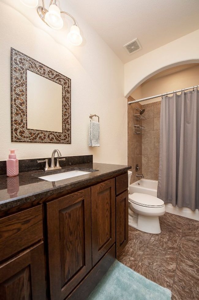 Shared bath | Image 24