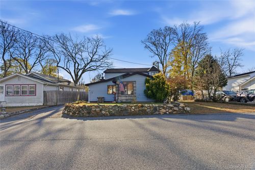 56 Eastview Rd, Ronkonkoma, NY, 11779-3002 | Card Image