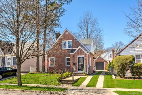 24 Beechhurst Ave, Floral Park, NY, 11001-2202 | Card Image