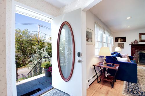 300 Bayview Ave, Manhasset, NY, 11030-1851 | Card Image