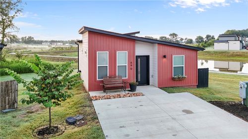 690 Pacific Ave, Bentonville, AR, 72713-4075 | Card Image