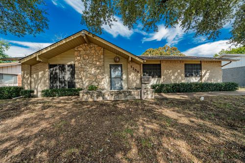 1759 Gross Rd, Dallas, TX, 75228-4320 | Card Image