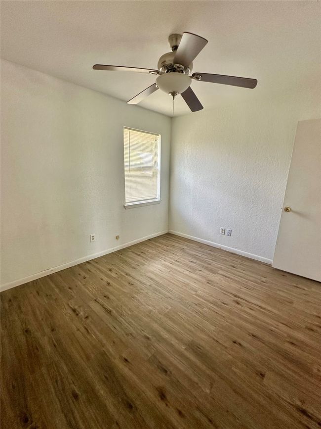 Unfurnished room featuring wood finished floors and a ceiling fan | Image 10