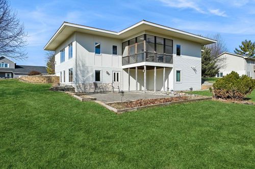 1004 Kenyon Dr, Waverly, IA, 50677-1463 | Card Image