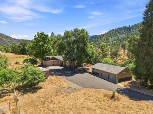 10128 Evans Creek Rd, Rogue River, OR, 97537-9717 | Card Image