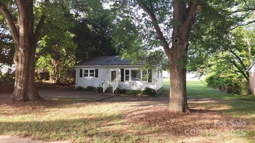601 E John St, Matthews, NC, 28105-4831 | Card Image