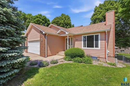 4901 S Shamrock Cir, Sioux Falls, SD, 57106-2074 | Card Image