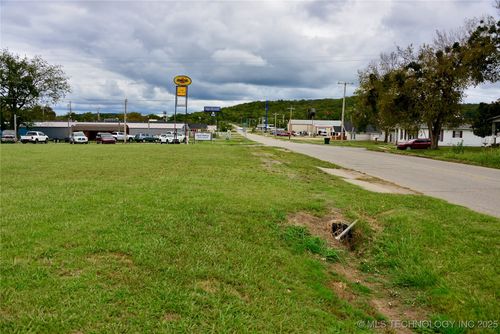 512 Trudgeon St, Henryetta, OK, 74437-4454 | Card Image